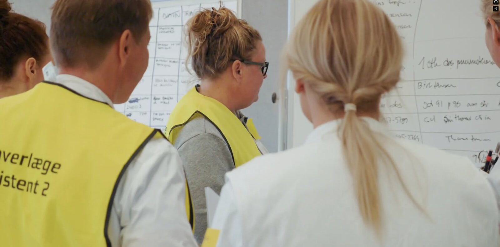 Hospitalspersonale ved planlægningstavle