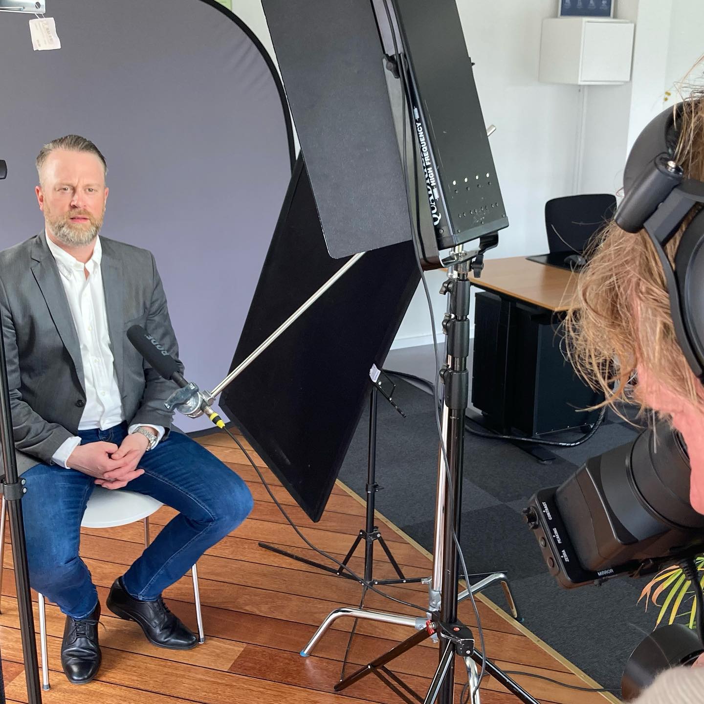 Interview-setup med professionel lyssætning til employer branding film