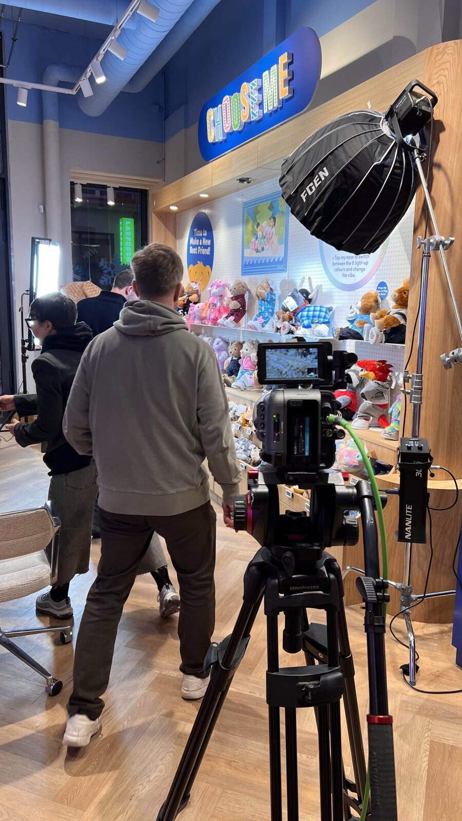 Behind the scenes fra reklamefilmproduktion i butik